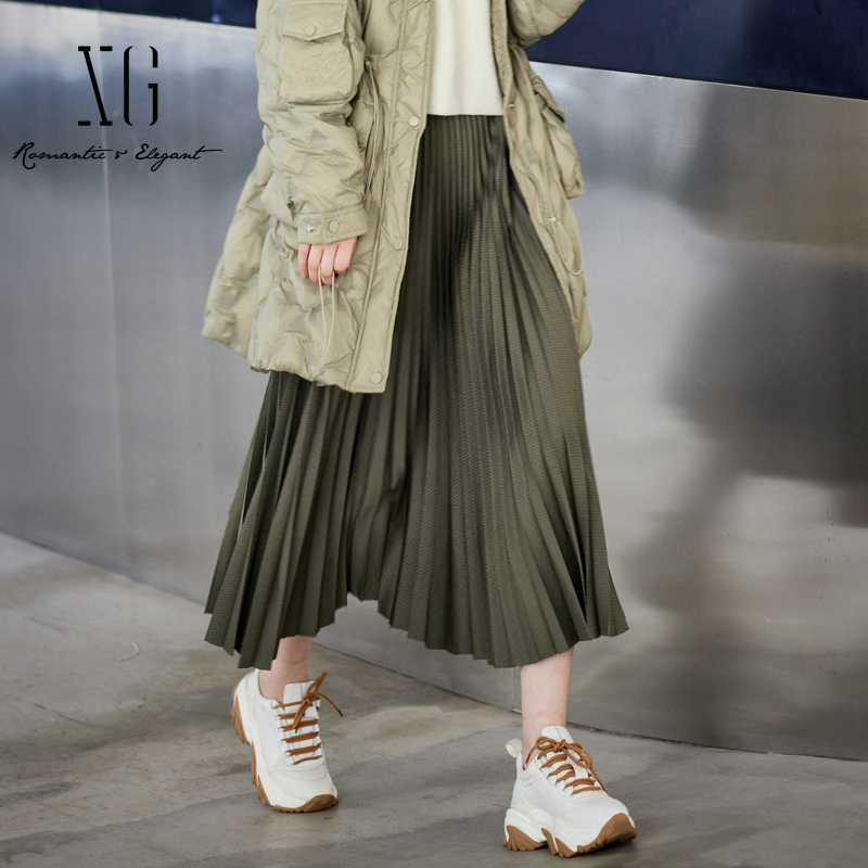 XG雪歌通勤简约军绿色半身裙2024冬季新款裙子高腰设计百褶长裙女