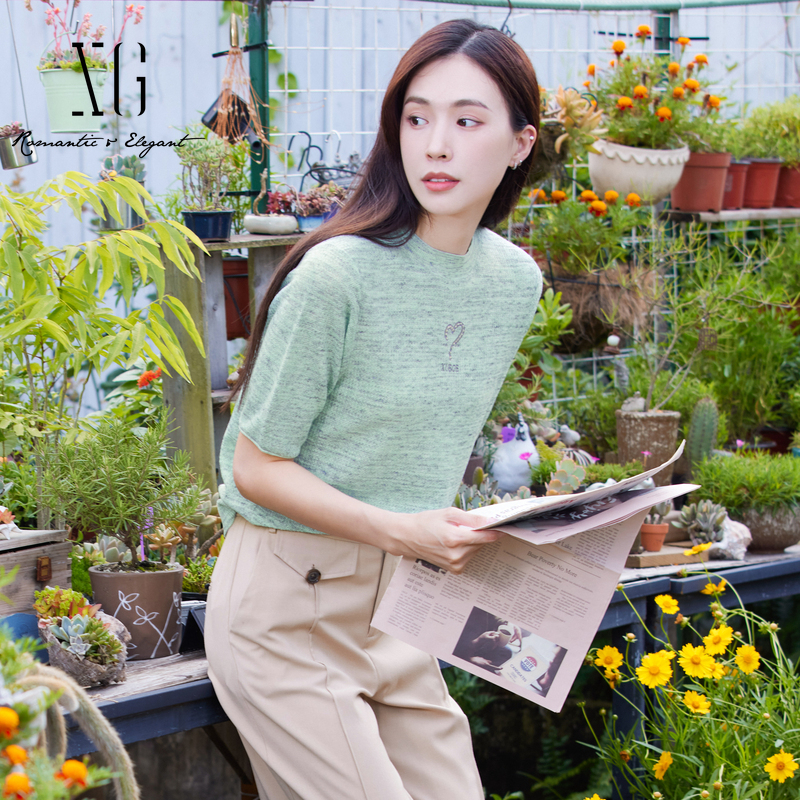 XG雪歌爱心刺绣短袖毛针织衫2024秋季新款浅绿色圆领套头毛衫女装