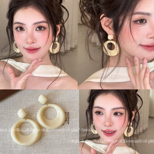 超显脸小耳环夸张复古港风摩登米白镂空圈圈耳饰女高级感气质耳钉