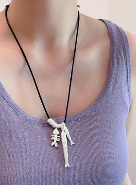 秋冬小鱼皮绳长款项链女时尚气质高级感通勤鱼骨吊坠毛衣链配饰品