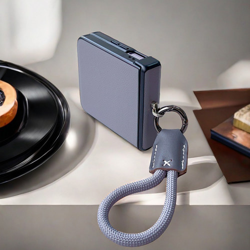 全包铰链，奢华皮质。时尚挂绳！