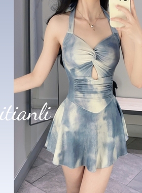 泳衣女2024新款扎染蓝色挂脖裙式连体时尚高级感微胖女孩遮肉显瘦