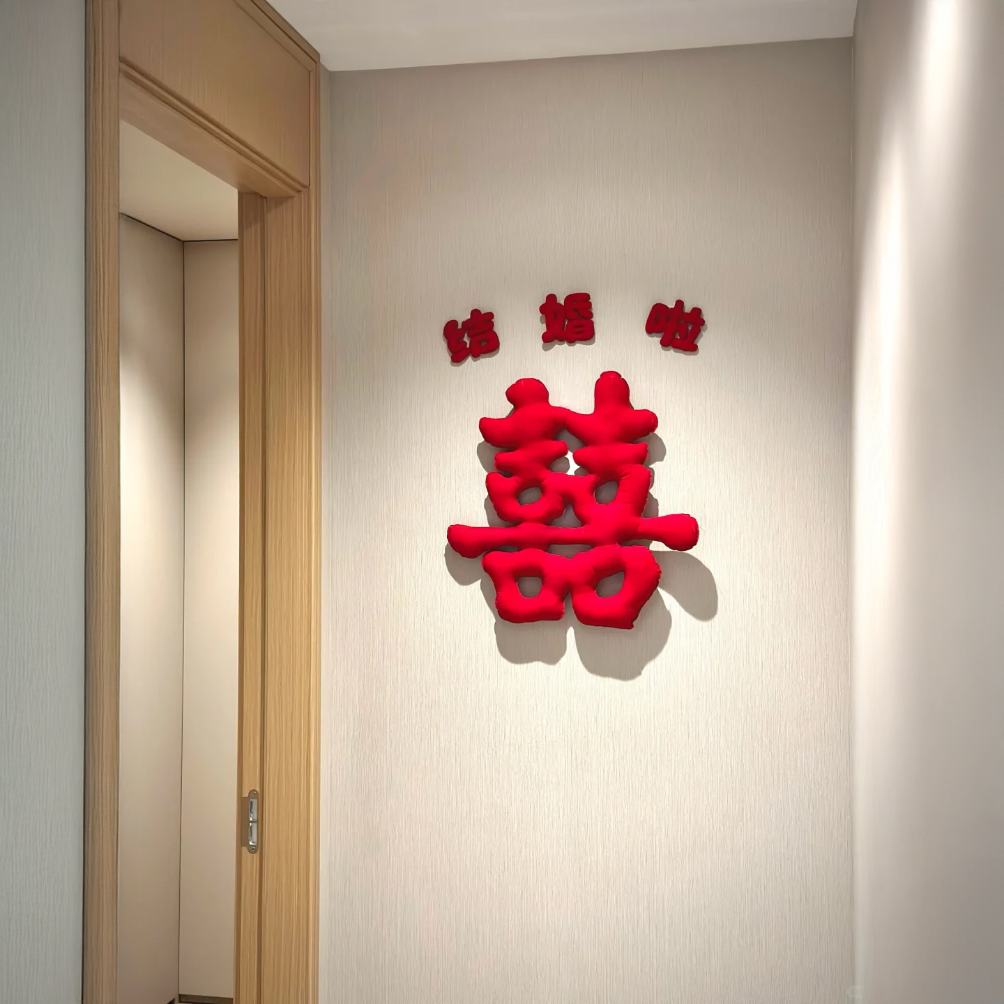 红色摆件布置结婚房装饰拍照区