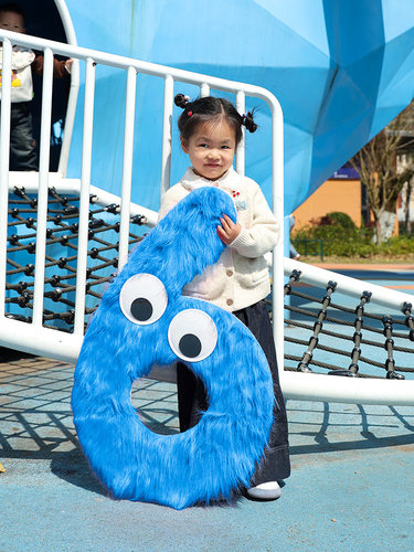生日布置场景装饰男孩和女孩毛茸茸的数字Kt板儿童聚会户外照片道