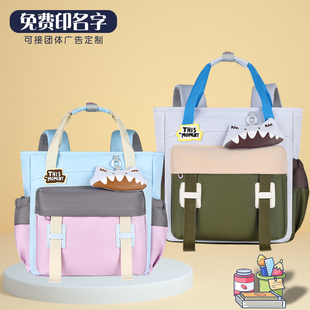 小学生横版双肩背包儿童卡通挂件防水多用补习袋男女孩美术文具包