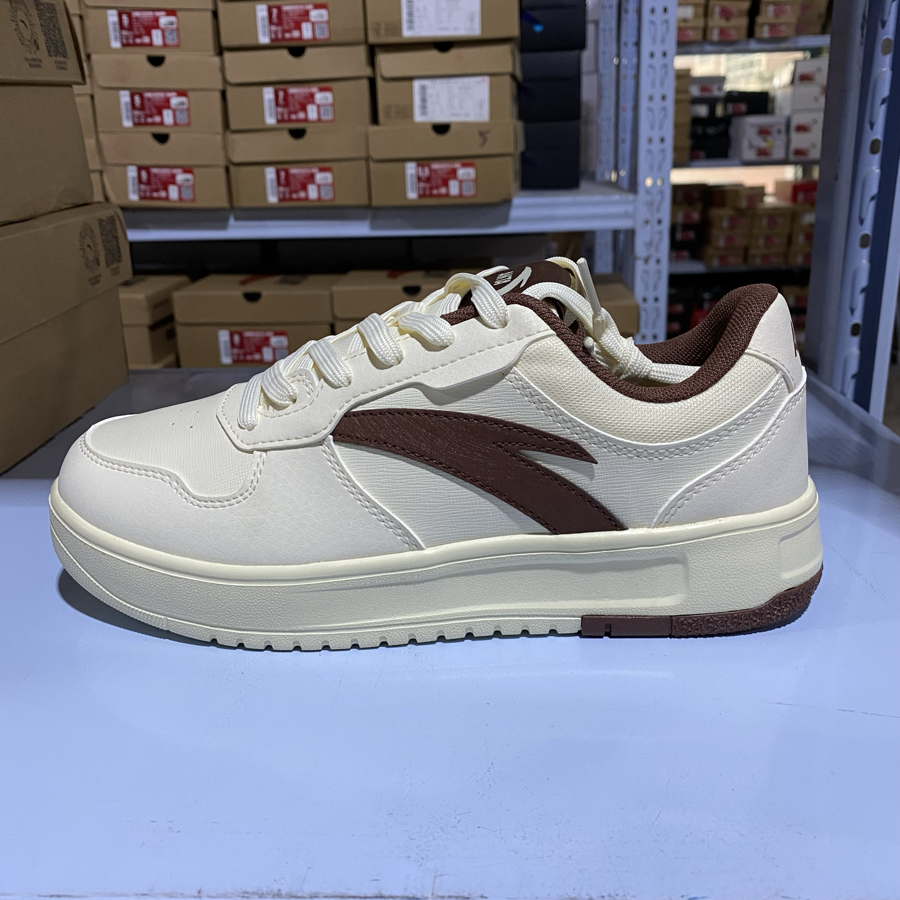 安踏板鞋女24春季新款经典低帮百搭超轻时尚休闲滑板鞋122418016