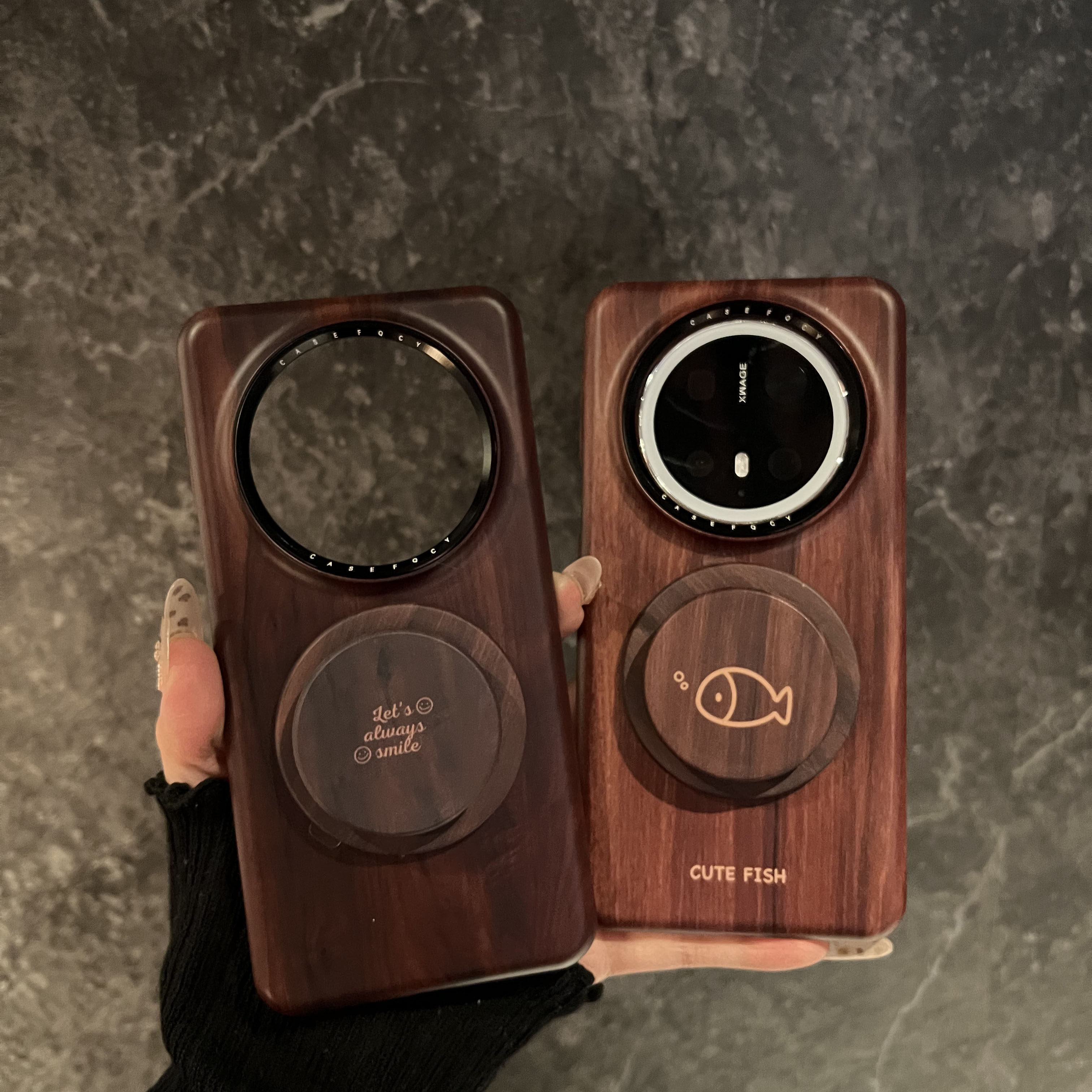 适用华为mate70pro+手机壳mate60pro菲林复古仿木纹笑脸英文磁吸支架苹果17promax可爱小鱼防摔保护男女款