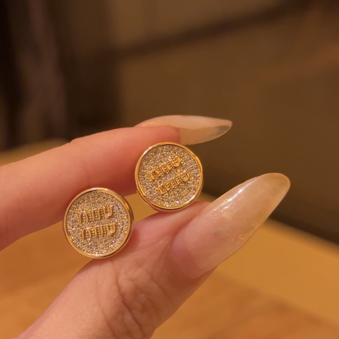 miu纽扣满钻耳夹