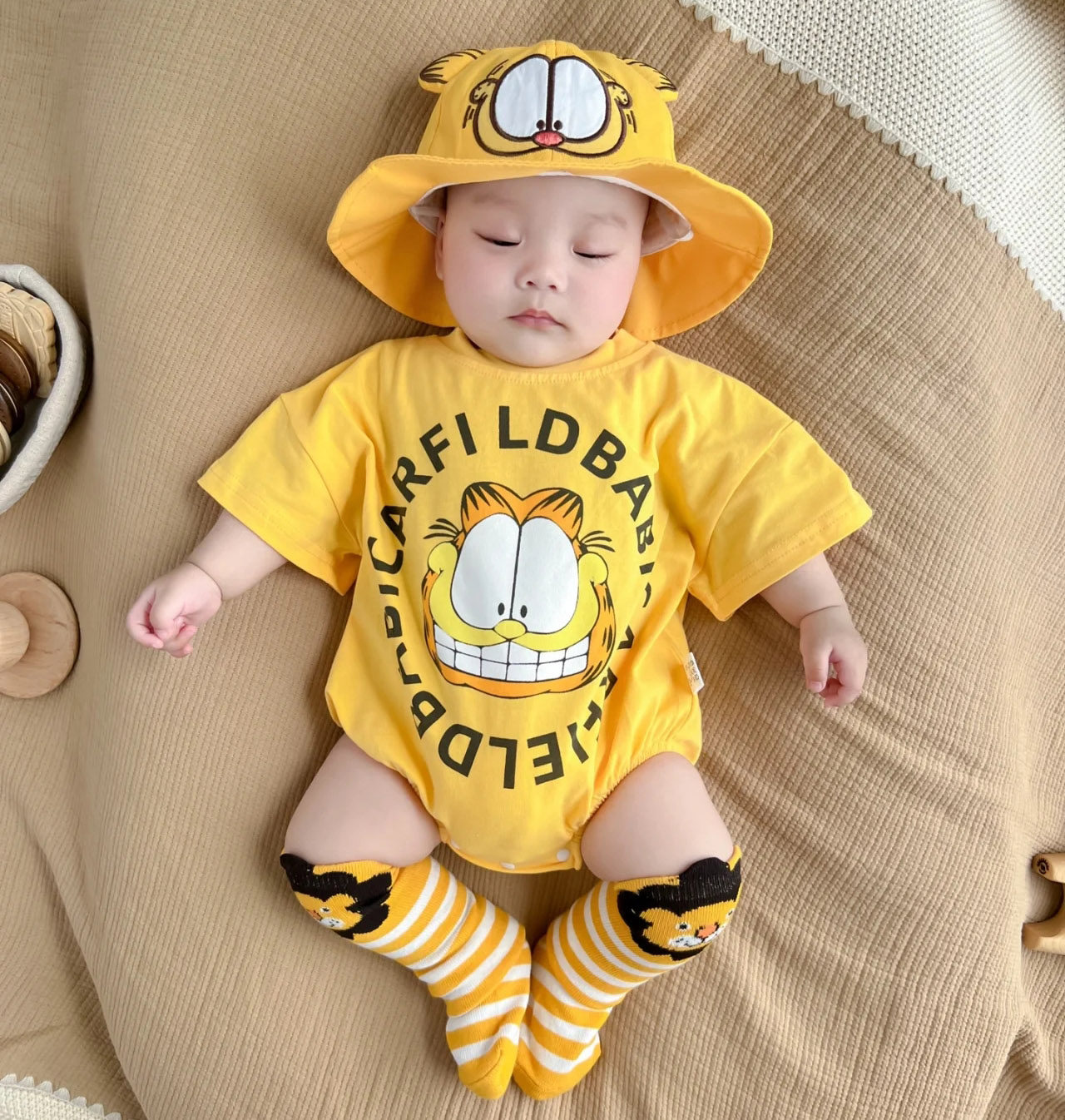 ins婴幼儿夏季加菲猫哈衣潮图片