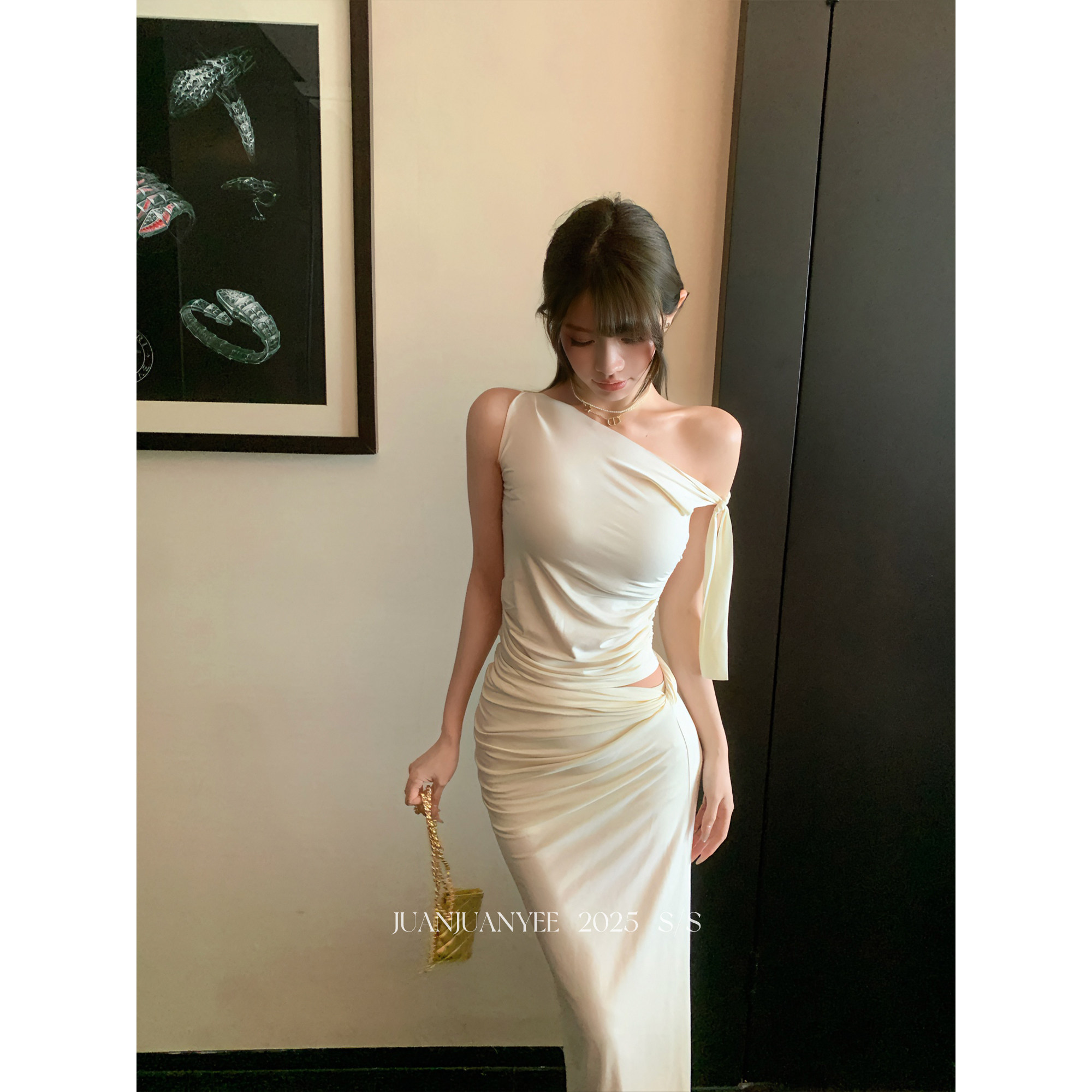 juanjuanyee【卡戴世家·白女】不规则一字肩扭结包臀半身裙套装