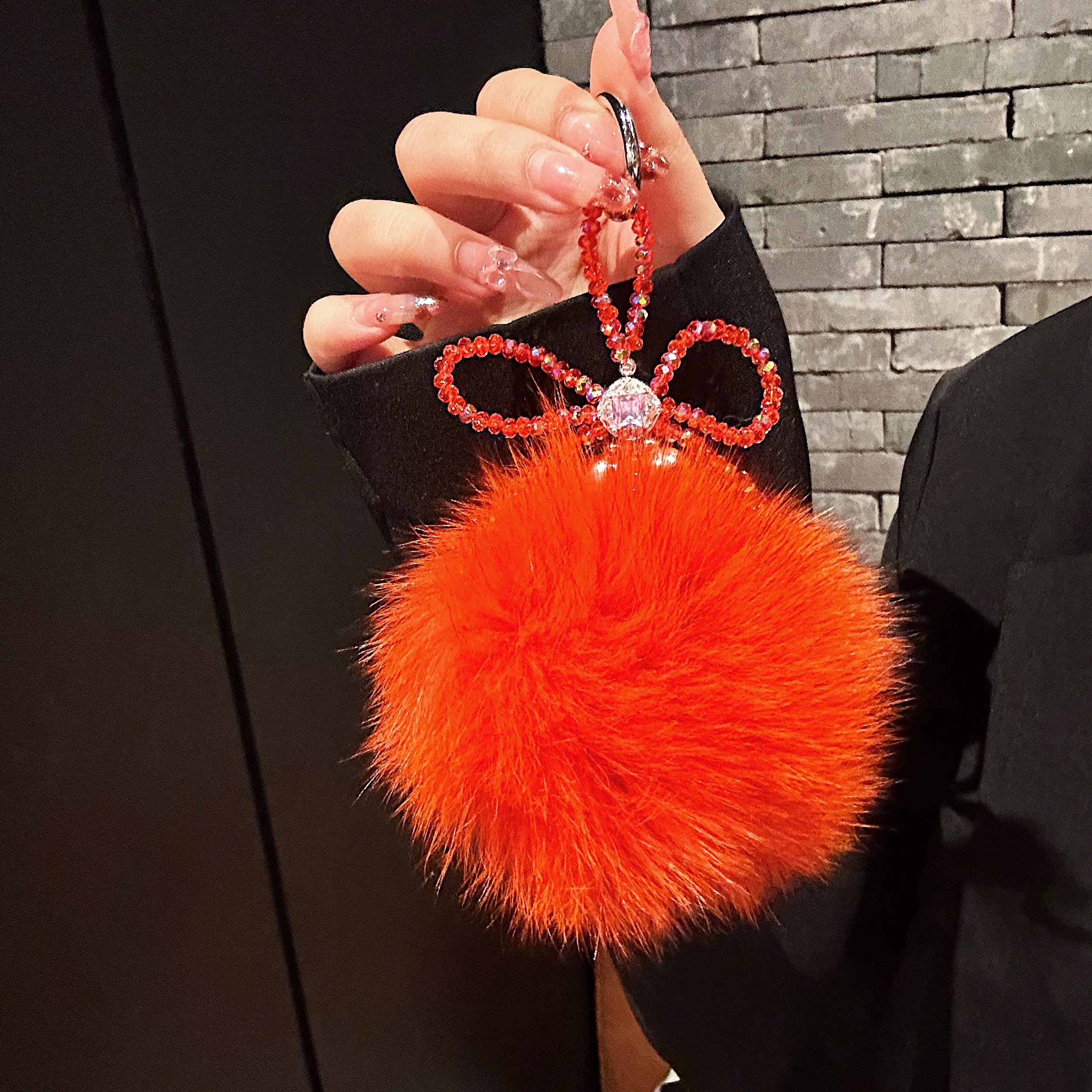 轻奢小众狐狸毛球超好看手机挂绳精致短款独特手腕链蝴蝶结珍珠水晶链条高级感钥匙挂件秋冬包包饰品夹片垫片