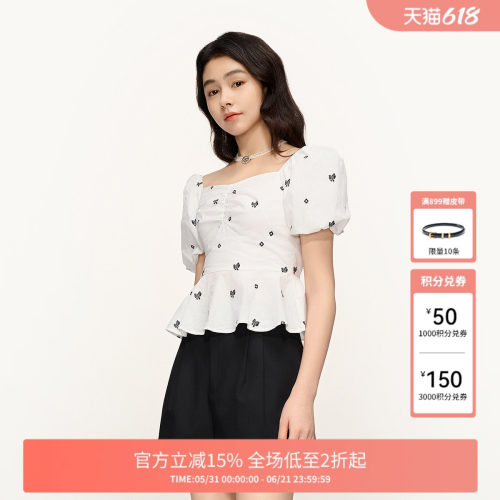 法式方领设计展露锁骨