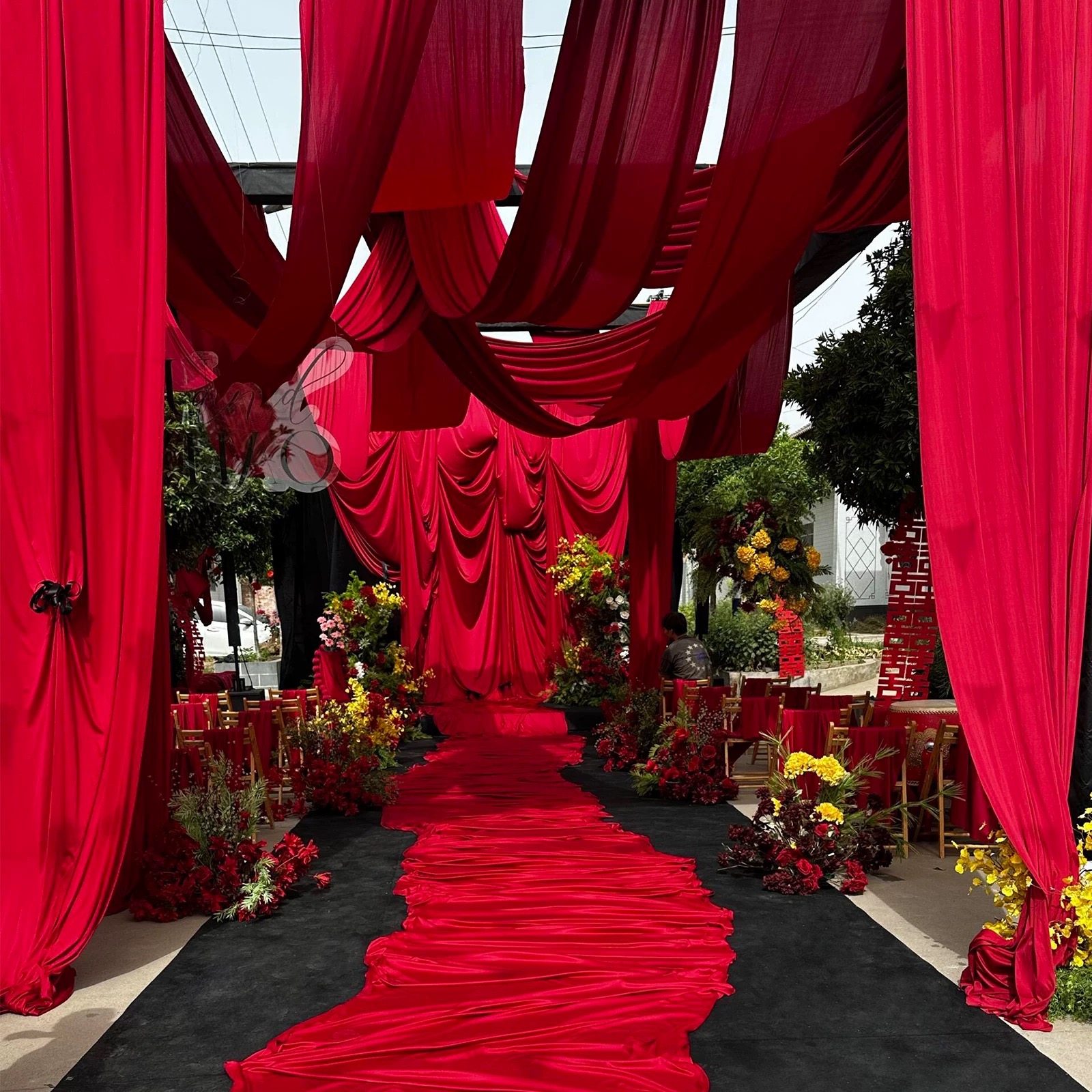 婚庆红色布幔牛奶丝酒红布幔婚礼场景布置背景布婚礼堂吊顶装饰布