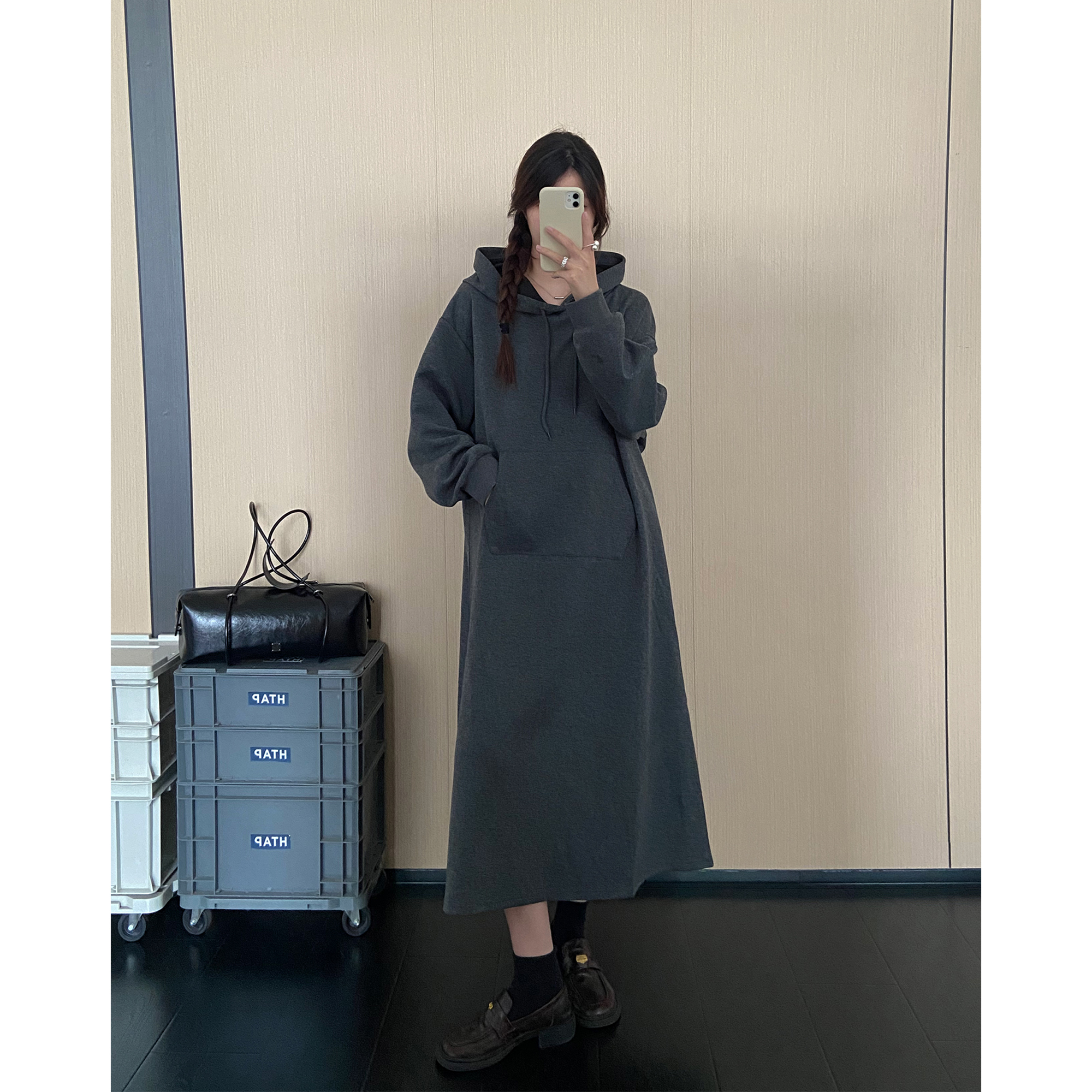 秋冬新款深灰色重磅连帽卫衣裙女2025宽松慵懒风休闲大口袋连衣裙