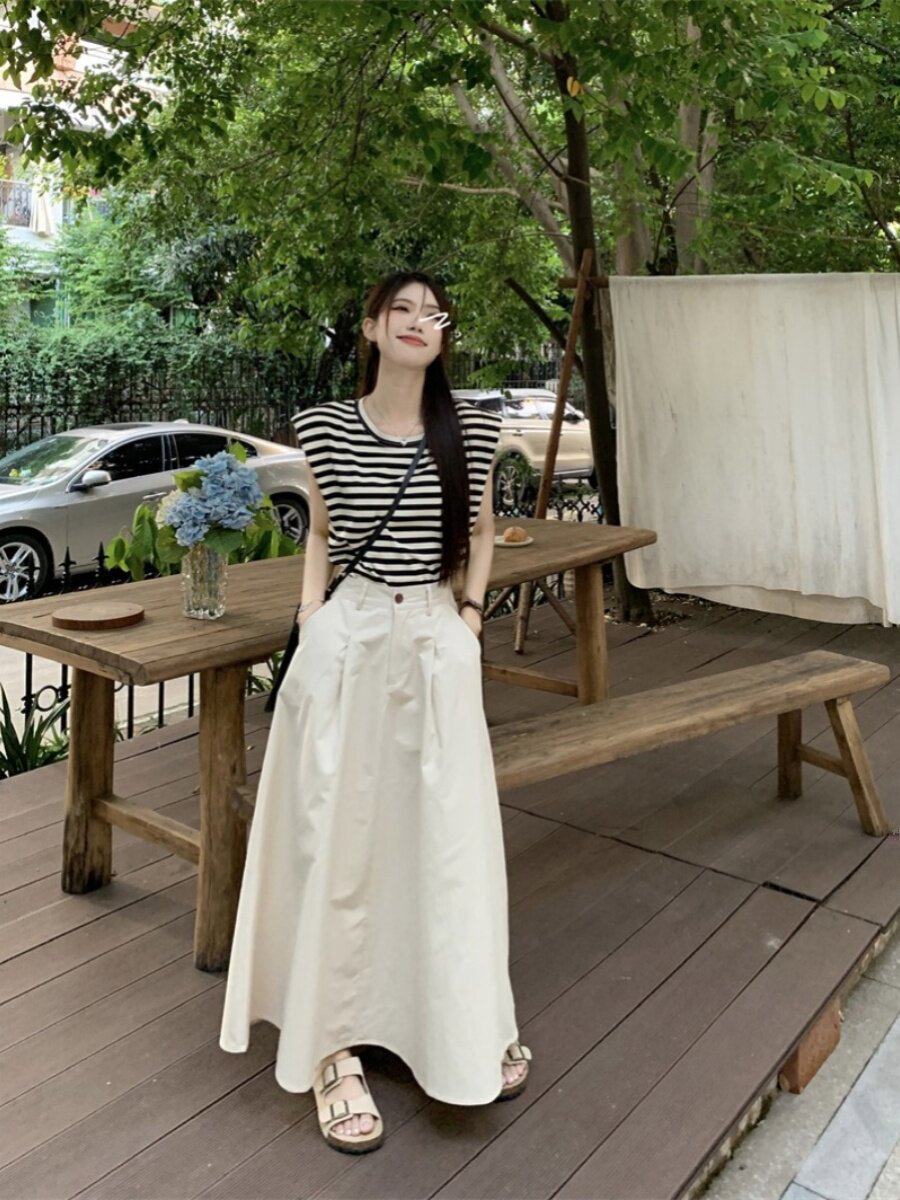 여성을위한 여름 신작 라운드 넥 한국 스타일 스트라이프 캐주얼 민소매 티셔츠 + 슬림 하이 웨이스트 하프 길이 스커트 패션 정장 트렌드