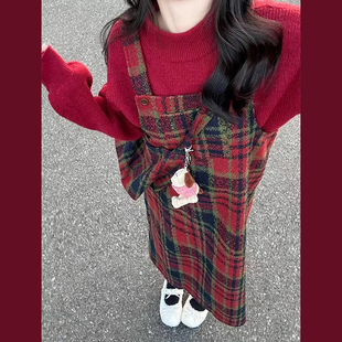 一整套穿搭韩系复古格纹毛呢背带连衣裙女学生新年红圆领针织毛衣