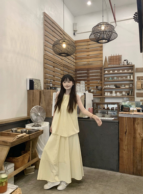 温柔风套装女黄色挂脖无袖背心2024年夏季褶皱A字半身裙两件套