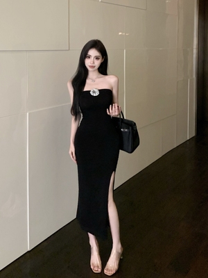 法式温柔风设计感露肩抹胸ins连衣裙女肌理感侧开叉黑色礼服裙子