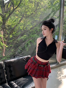 设计感小众辣妹短款修身露肩背心上衣女夏季收腰格子百褶裙套装