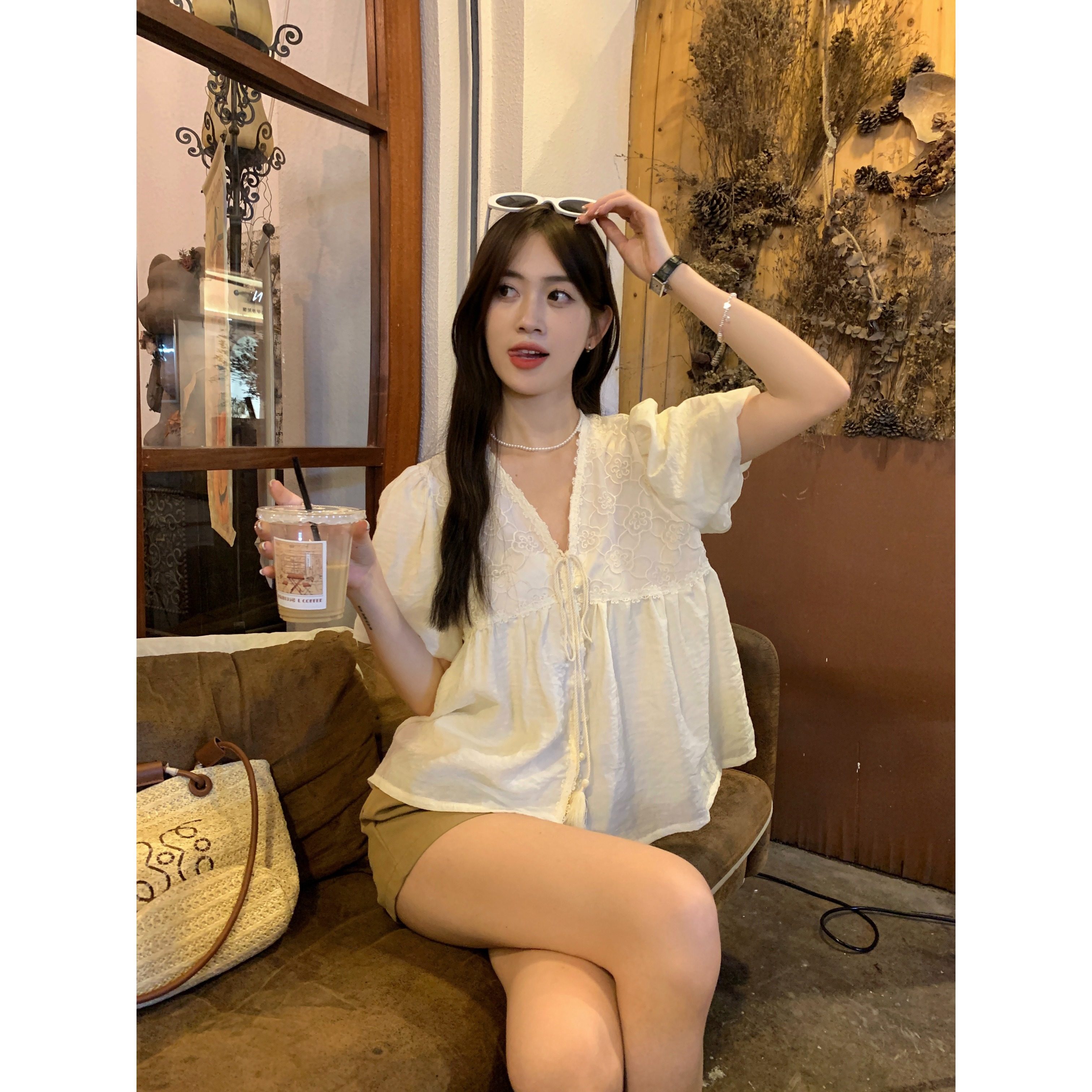 杏色法式花边V领短袖衬衫女