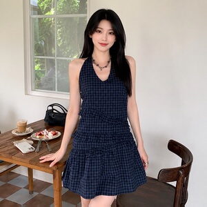 韩系新款设计感格纹V领无袖背心连衣裙女装夏季复古修身显瘦短裙