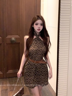 辣妹豹纹露背挖肩挂脖连衣裙女夏季小众显瘦短裙无袖收腰a字裙子