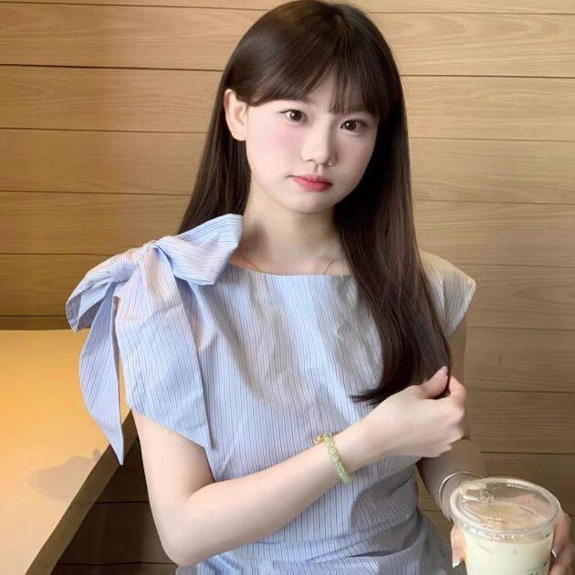 蓝色条纹不规则蝴蝶结衬衫