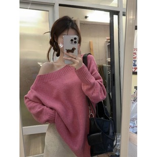 慵懒风玫粉色一字斜肩毛衣秋冬新款女宽松设计感休闲软糯针织上衣