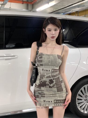 连衣裙女美式性感辣妹报纸印花设计紧身修身夏季新款吊带包臀短裙