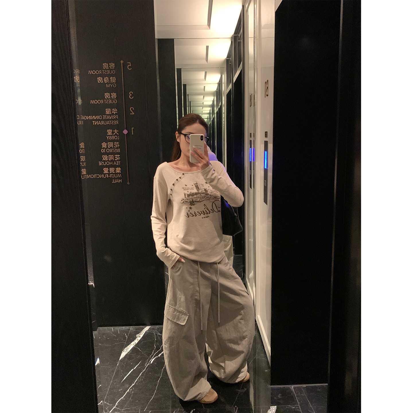 米花家 复古斜排扣大领口印花长袖T恤女早秋宽松薄款打底上衣图片