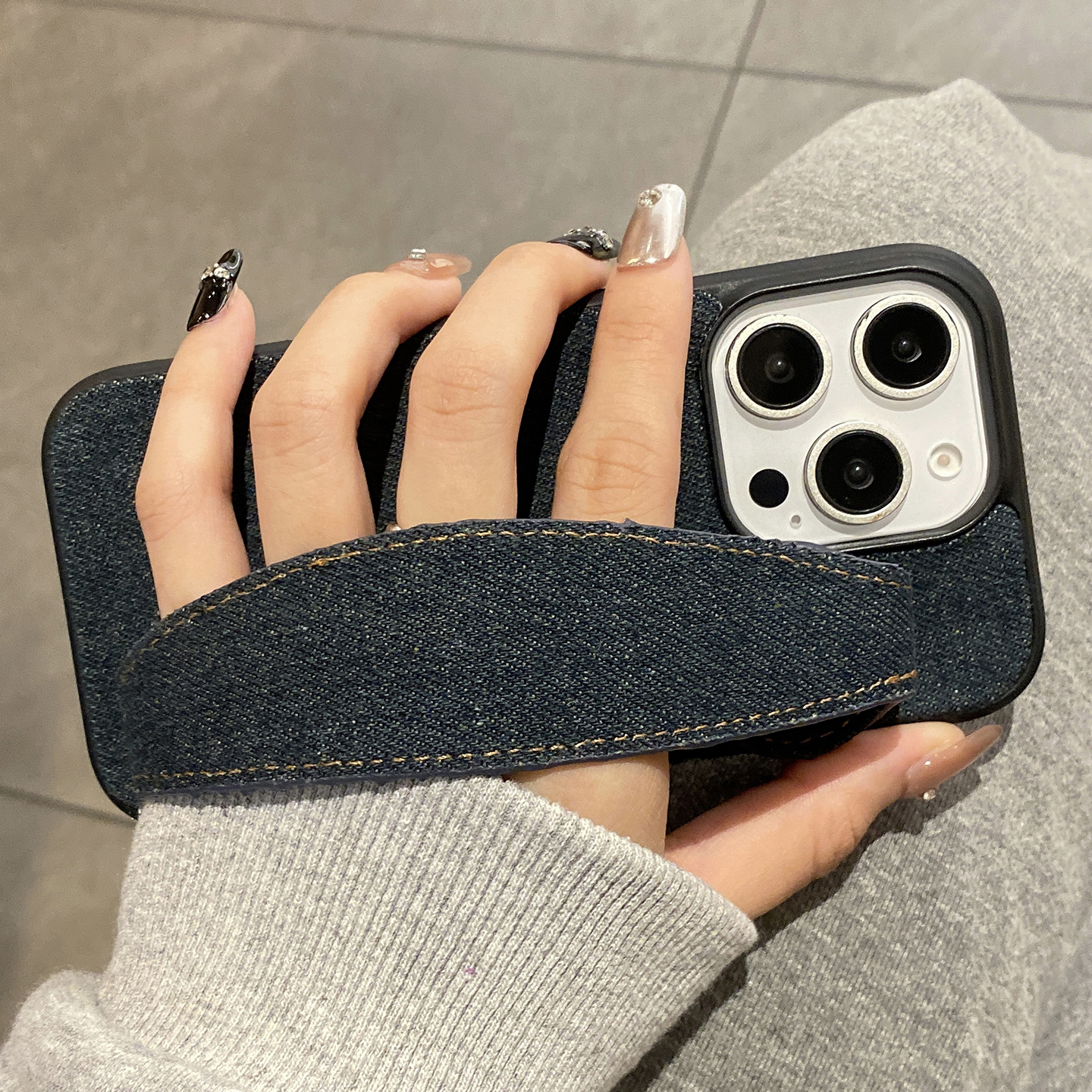 ins个性复古时髦牛仔手腕带适用于苹果14p手机壳iphone13保护套12防摔11新款16promax全包15pro高级max手机套