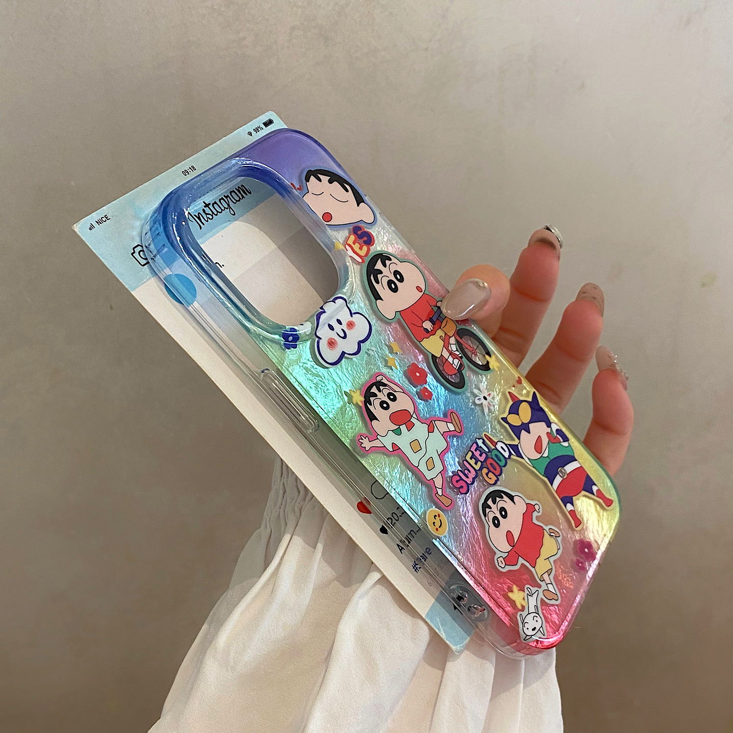 可爱卡通镭射骑车小新适用于苹果16手机壳iphone15保护套14防摔13全包新款15promax小众15pro不撞款max手机套
