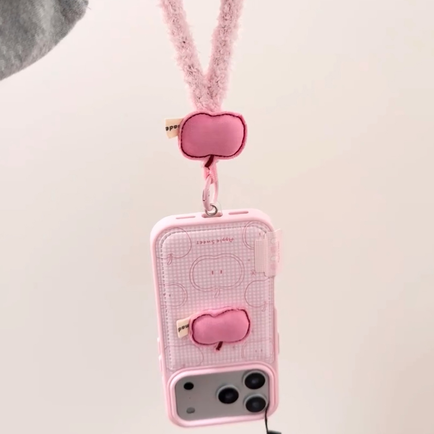 【每日新品】秋冬粉格纹刺绣苹果适用于iphone17pro手机壳苹果16保护套14挂绳13新款15promax创意max女手机套
