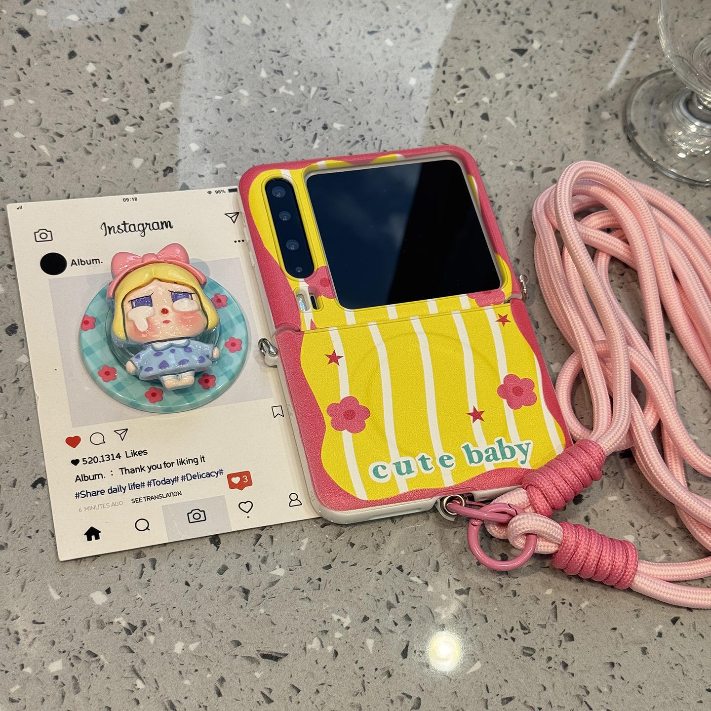 黄底条纹花朵哭娃适用华为purax折叠屏手机壳p50挂绳Pocket2女款s小米mixflip2三星zflip7支架磁吸6外壳5超火