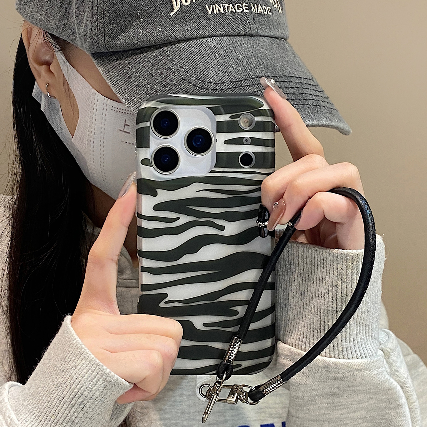 【每日新品】ins小众黑色斑马纹适用于iphone15手机壳苹果17promax保护套14挂绳13磨砂新款16pro潮max手机套