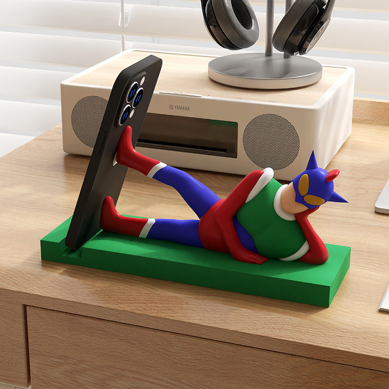 2024新款动感超人办公室桌面手机支架底座多功能懒人蜡笔小新摆件