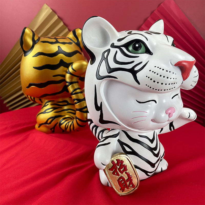 2022年招财虎爆发虎年吉祥物老虎办公室桌面可爱公仔开业贺礼摆件
