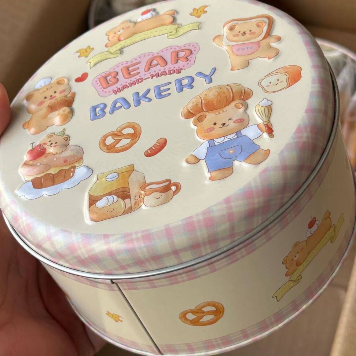 圆形铁罐零食雪花酥凤梨酥牛扎饼年货糕点伴手礼圣诞节小熊铁罐