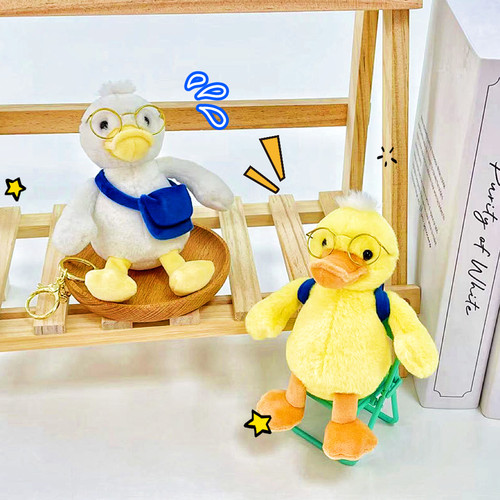 戴眼镜的鸭子包挂件毛绒挂饰