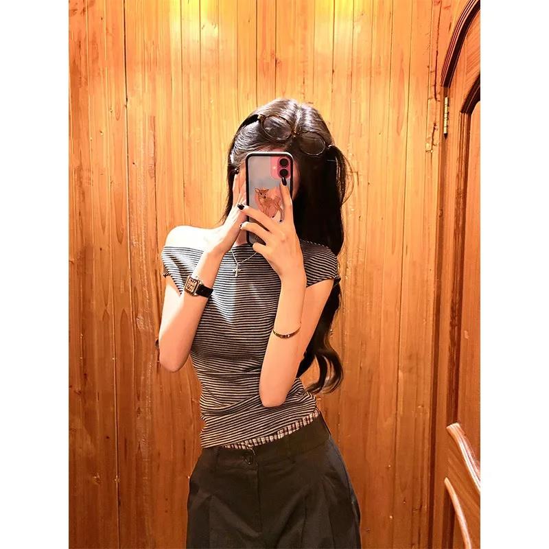 氛围感显瘦穿搭条纹斜肩修身短袖T恤格子拼接设计感宽松裤子套装