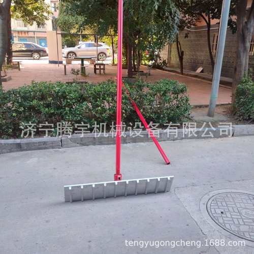 现浇牛场地面拉槽机图片牛场大耙子牛舍现浇开槽机操作视频