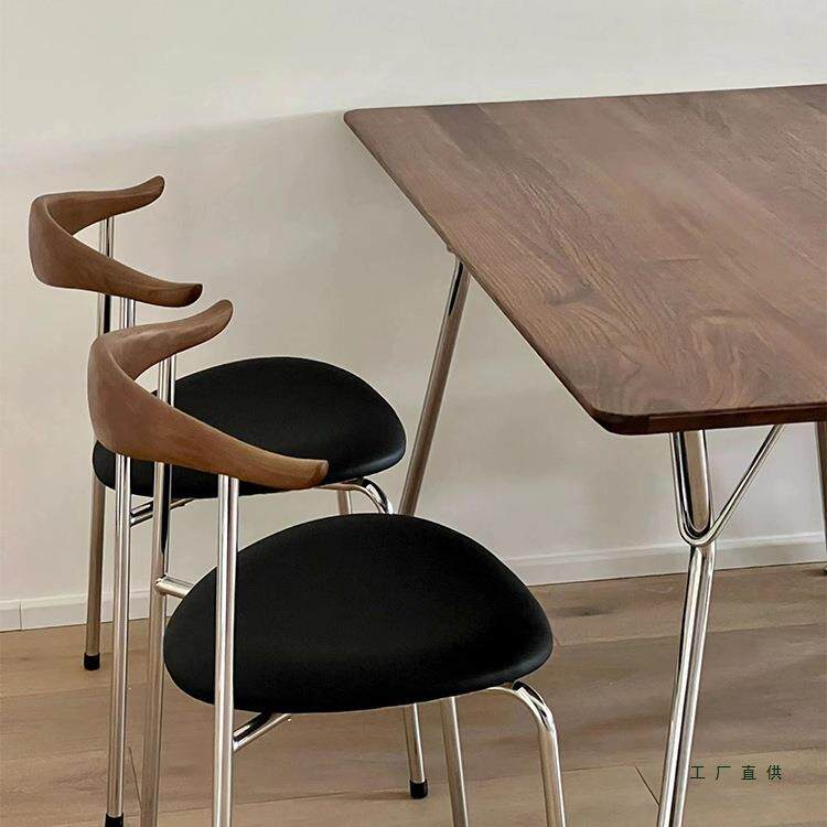 北欧实木靠背中古餐椅设计师黑色复古牛角椅凳小户型家用餐桌椅子