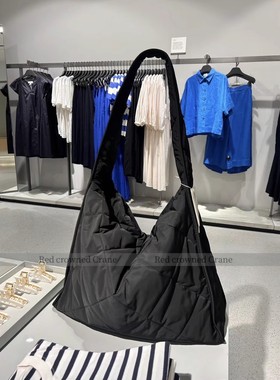 菱格包男女中性方形云朵手提包轻便大容量单肩黑色斜挎包暗黑背包