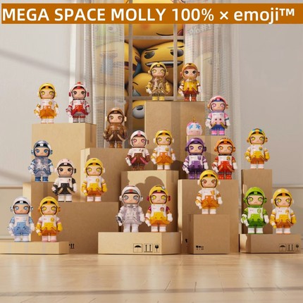 【Genuine】泡泡玛特MOLLY100%×emoji™盲盒MEGA SPACE表情手办