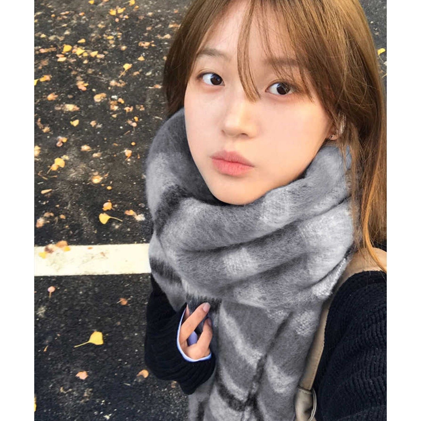 灰色围巾女2025年秋冬新款高级感显白亲肤渐变格子保暖纯色围脖女