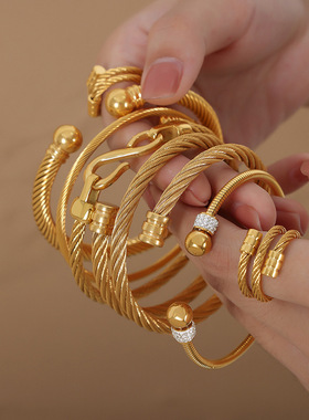 金属时尚通勤个性金色钢色螺纹轻奢风配饰女闪耀钛钢女生手镯饰品