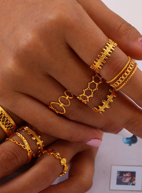 镂空叠戴风饰品多层线条拼接设计