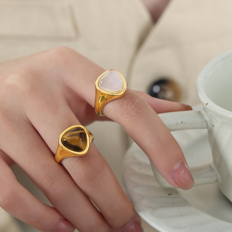 时尚通勤优雅个性镶嵌三角形天然石虎眼石设计简约钛钢镀金戒指