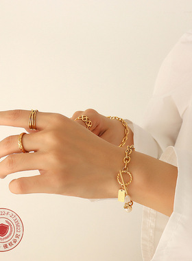 欧美扣几何简约淡水珍珠金色圣诞方牌手链女 钛钢手饰 原创高级感