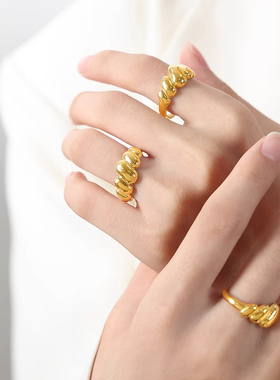 简约个性时尚百搭几何型饰品雕刻牛角包造型设计钛钢镀金开口戒指